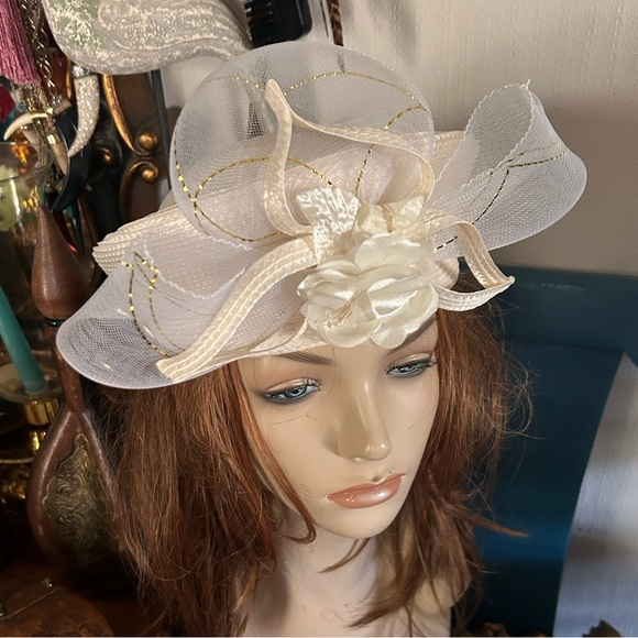 Vintage Cream Fascinator Hat with main image 10